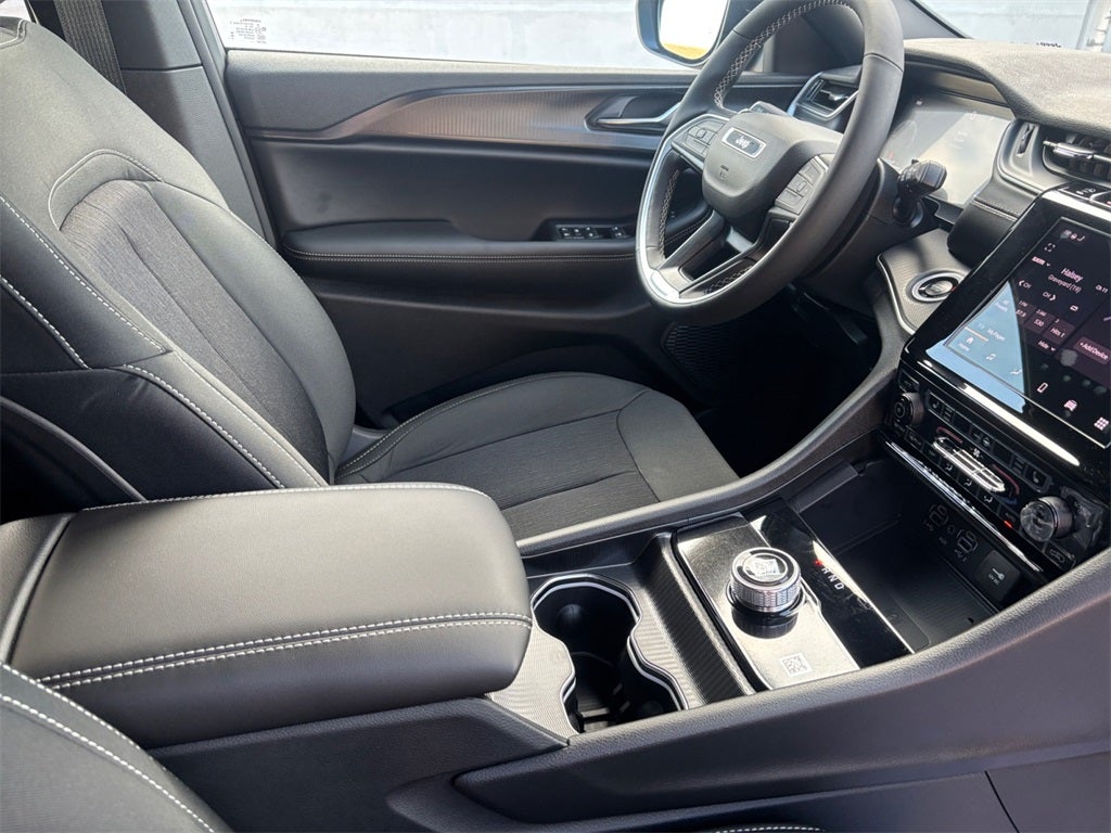 2025 Jeep Grand Cherokee GRAND CHEROKEE LAREDO 4X4