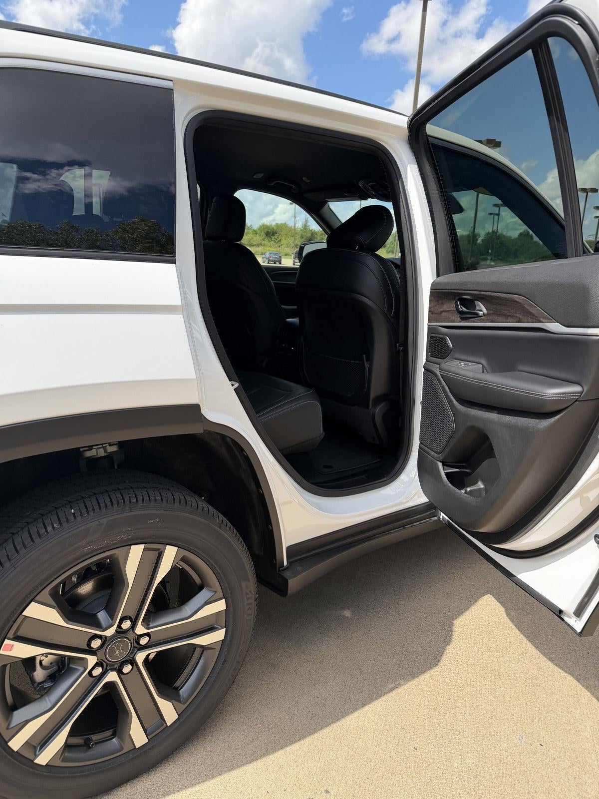2027 Jeep Grand Cherokee LIMITED 4X4 17